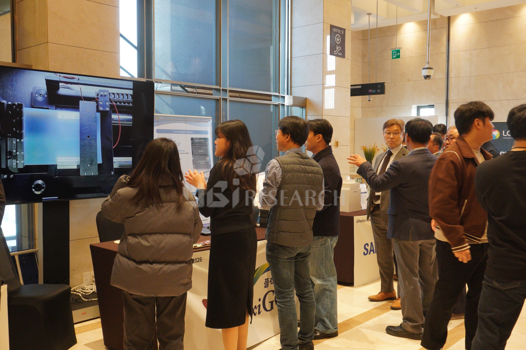 フォルダブルおよびローラブルディスプレイの耐久性を検証する環境試験装置をデモ中のFlexiGOブース