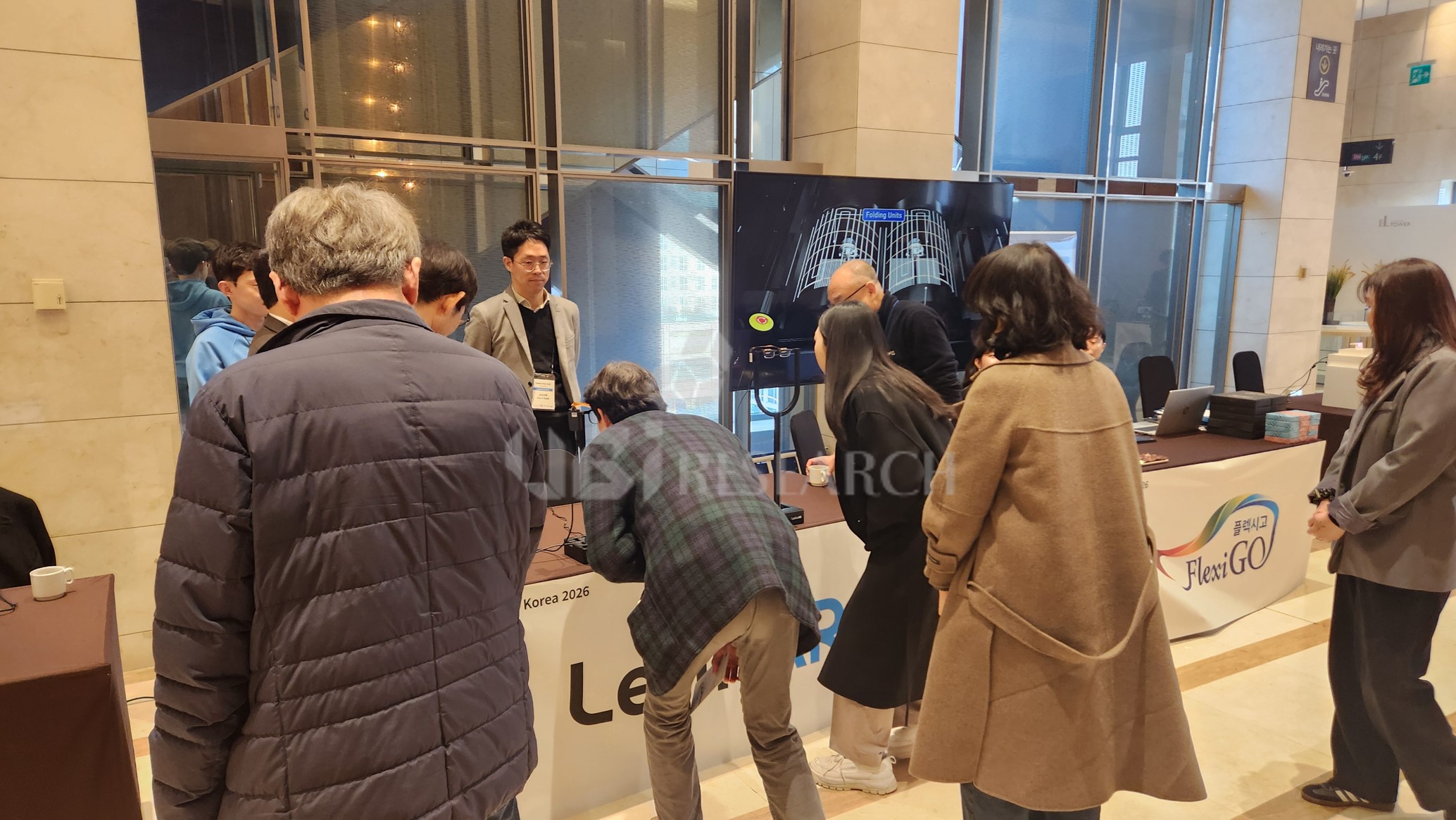 ウェーブガイドとBirdbath方式が結合されたPinTILT光学技術ベースのARグラスを体験中のLetinARブースの来場者