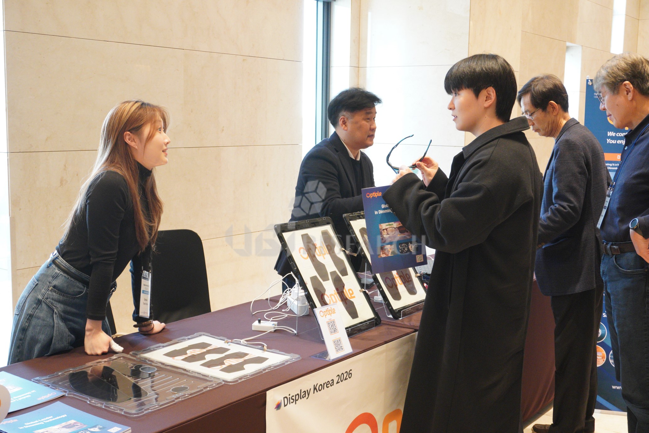 XR機器およびスマートアイウェアの視認性向上のための光透過率制御ディミングフィルム技術をデモ中のOptipleブース