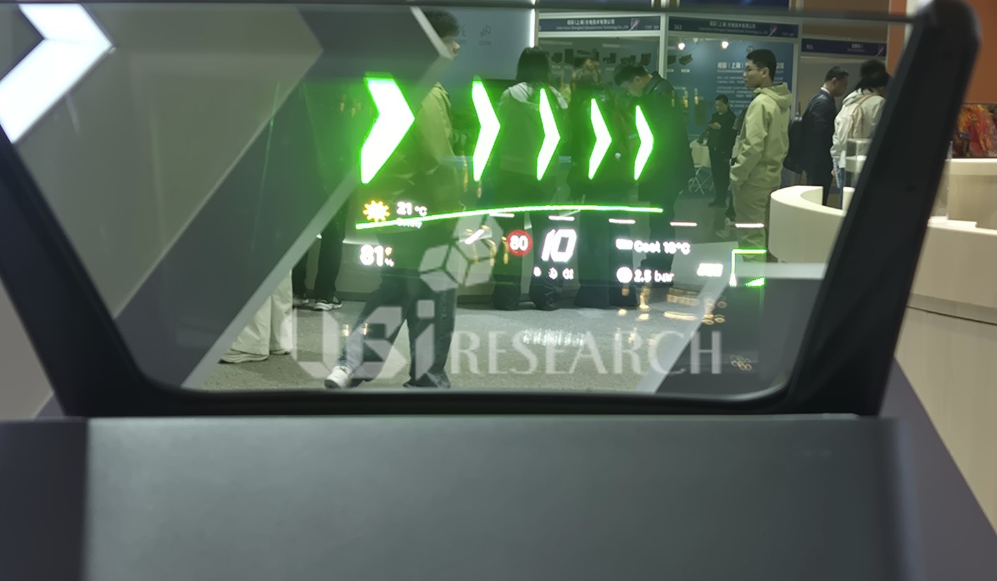 ICDT 2026で展示された、18,000nits以上の認知輝度を実現した4.6インチマイクロLED AR-HUDディスプレイ