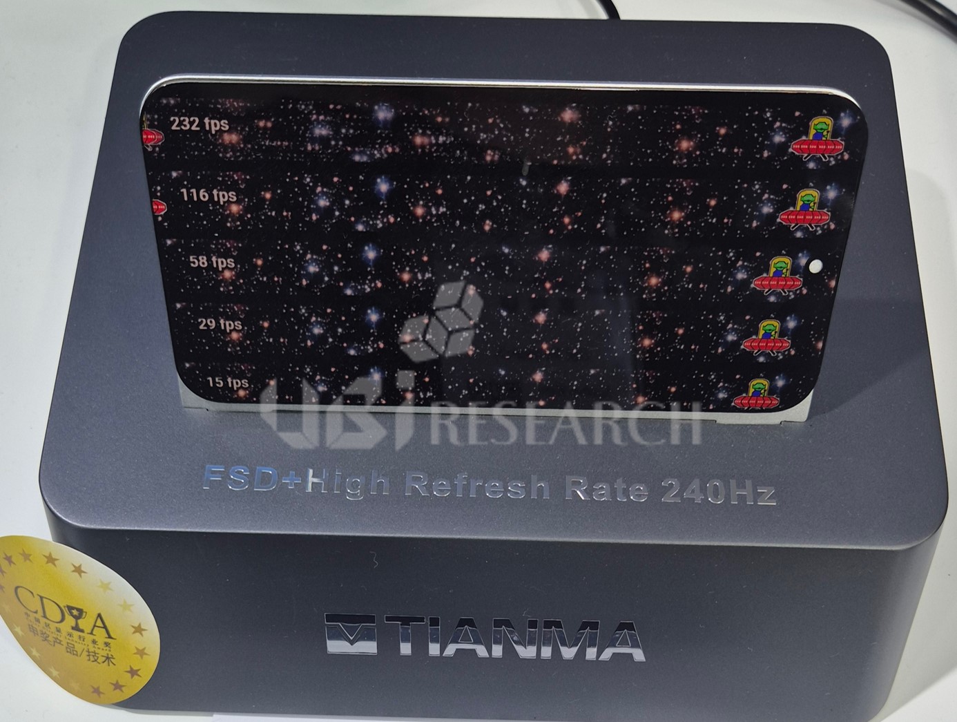 FSD技術と240Hzの超高リフレッシュレートが同時適用されたTianmaの6.32インチスマートフォン用統合AMOLEDパネルのデモ